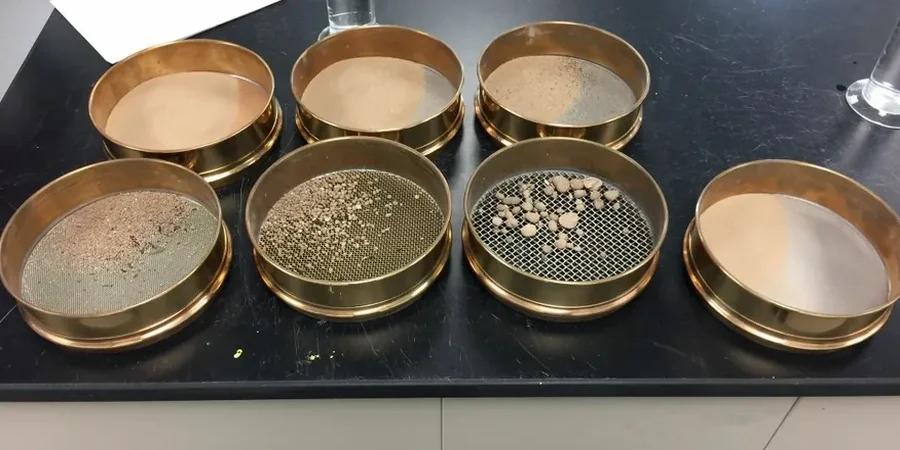 Analyse granulométrique à Lille (tamisage + hydromètre)